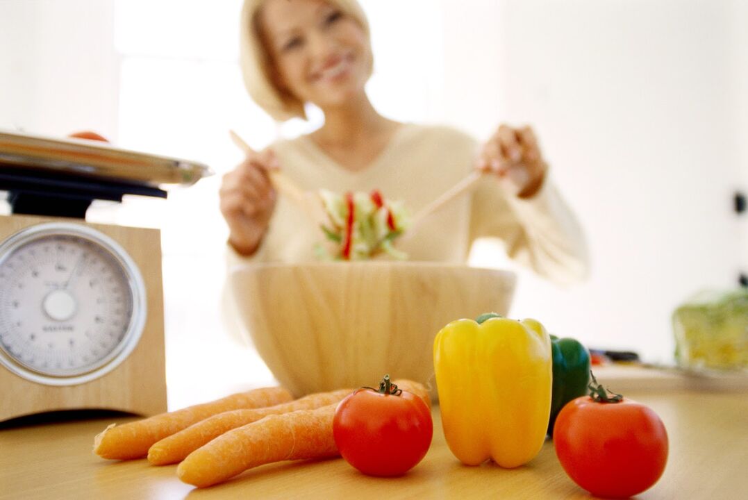 Eine Frau mit Diagnose von Diabetes bereitet Lebensmittel für eine Diät vor