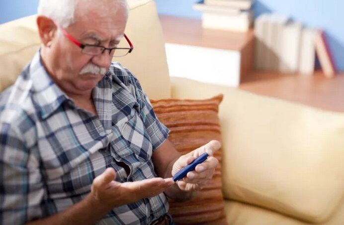 Ein Diabetiker sollte den Blutzuckerspiegel messen und blutzuckersenkende Medikamente einnehmen