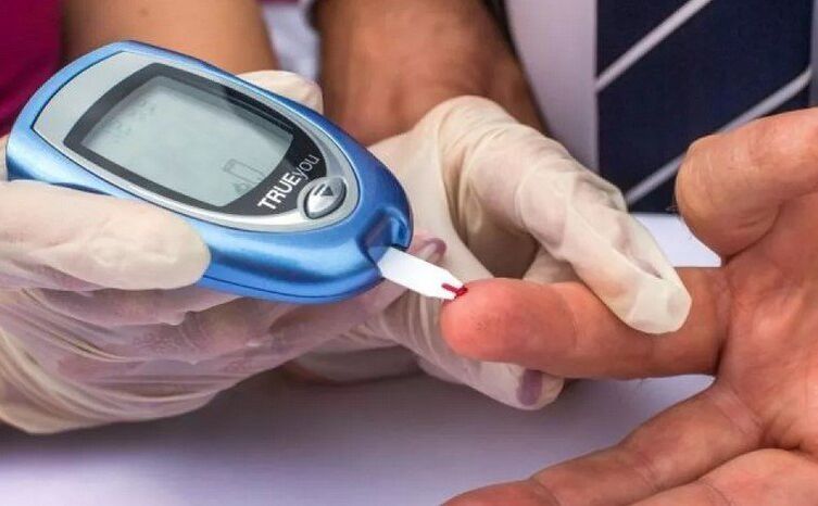 Eine Person mit Risikofaktoren für Diabetes sollte Blutuntersuchungen zur Bestimmung des Glukosespiegels durchführen lassen.